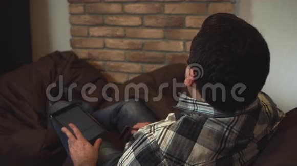 那个人躺在沙发上上网买东西视频的预览图
