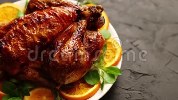 烤全鸡或火鸡用白色陶瓷盘子配上橙子视频的预览图