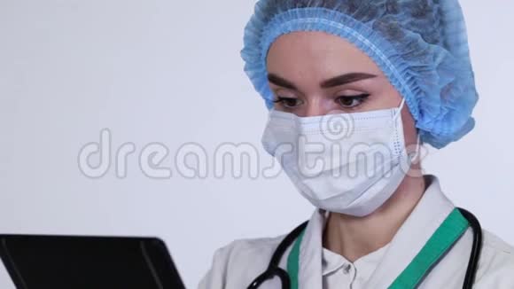 医院里使用平板电脑的女医生视频的预览图