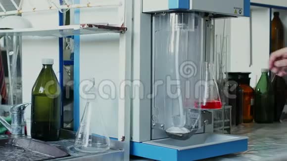 科学家或医学研究员正在实验室里研究烧瓶视频的预览图