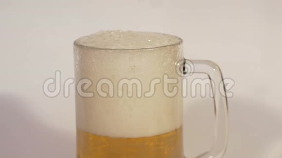 啤酒从顶部倒入玻璃慢的视频的预览图