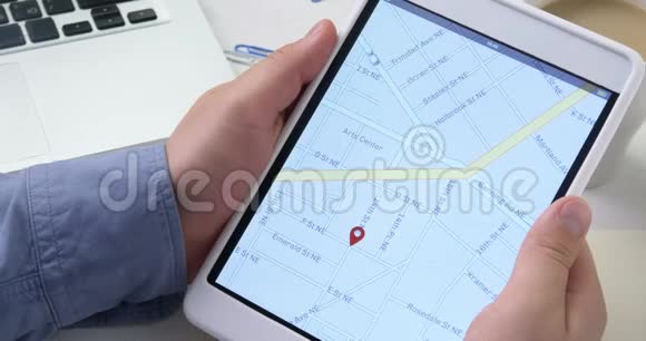 在数字平板电脑上使用汽车共享应用程序有人来接他的乘客视频的预览图