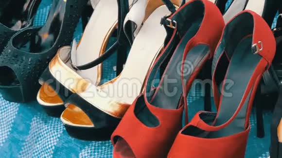 泰国芭堤雅2017年12月16日许多二手鞋在跳蚤市场在泰国人们选择东西的时候视频的预览图