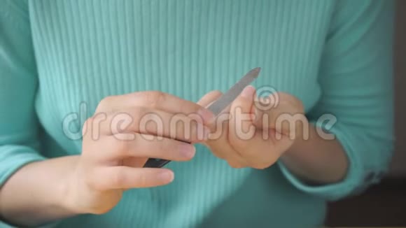 年轻女孩用指甲纸做指甲视频的预览图
