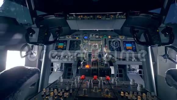一架飞机的空座舱视频的预览图