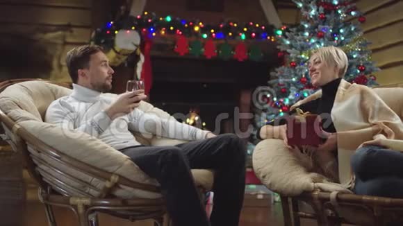 女人送圣诞礼物给男人喝酒视频的预览图