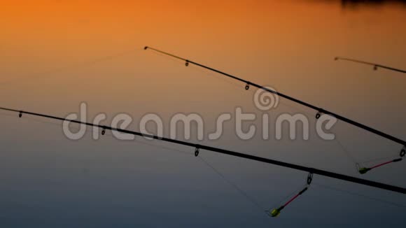 日落河上的钓鱼竿钓竿在背景的早晨天空视频的预览图