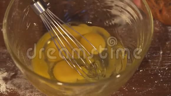 女孩在一个碗里用一个打蛋器慢慢地视频的预览图