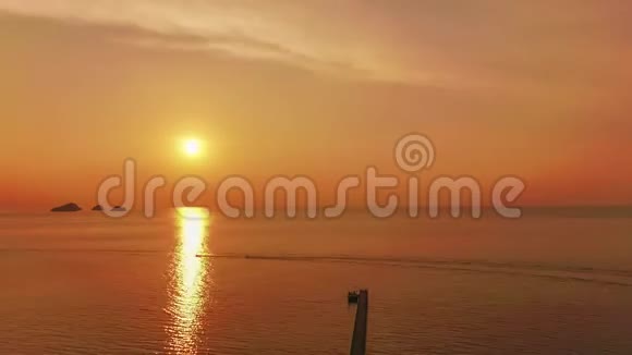海景日落与码头时间流逝空中景观视频的预览图