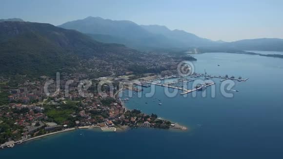 风景空中镜头或黑山郊区海岸线与建筑物和别墅视频的预览图