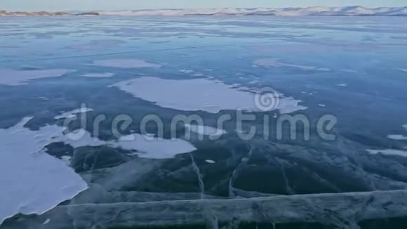 贝加尔湖冰面上的女人旅行POV视图冬季岛之旅女孩走在冰石脚下旅行者视频的预览图