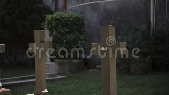 墓地里刻着文字安息视频的预览图
