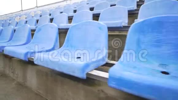 体育场环圈的蓝色座椅视频的预览图