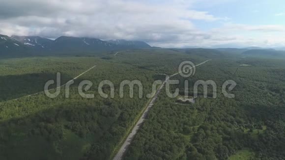 山区森林和道路的空中拍摄视频的预览图