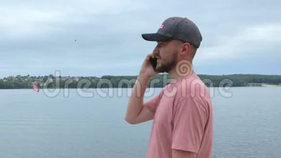 一个人在宽阔的湖面上慢悠悠地打着电话视频的预览图