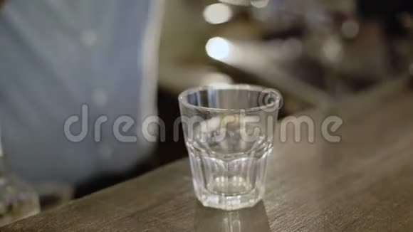 将果汁通过筛子倒入玻璃杯中4K视频的预览图