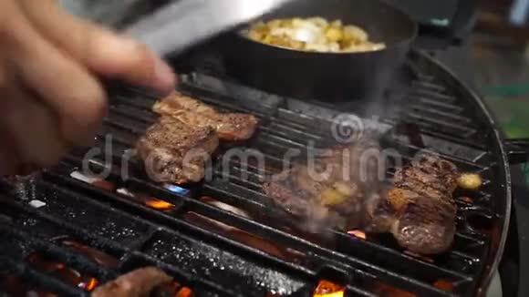 在燃烧的烤炉上烤牛肉牛排视频的预览图