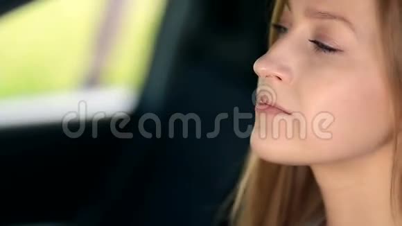 在车里等候的可爱女人近景视频的预览图