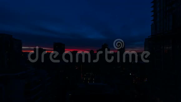 从蓝色的时间到日出的时间在不列颠哥伦比亚省温哥华市区上空的云层消失视频的预览图