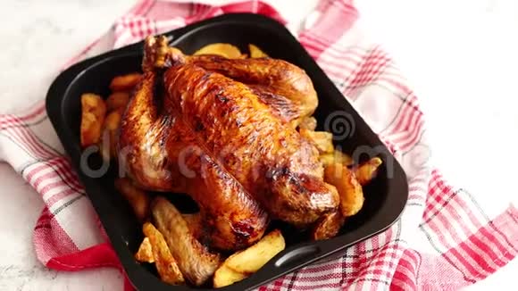 烤鸡或带土豆的火鸡用黑色钢模视频的预览图