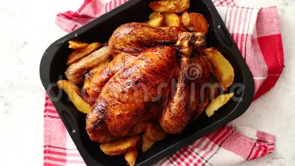 烤鸡或带土豆的火鸡用黑色钢模视频的预览图