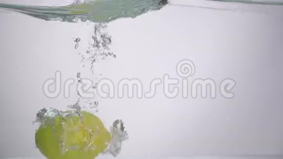 柠檬落入水中白色背景拍摄视频的预览图