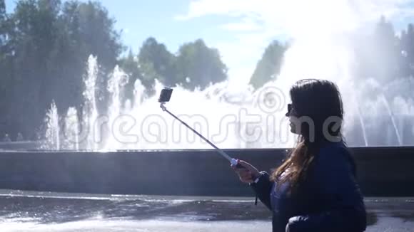 女孩用喷雾在喷泉处拍摄全景照片慢动作1920x1080全高清视频的预览图