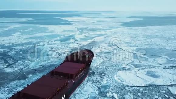 空中观景船在冬天航行穿过海冰特写镜头视频的预览图