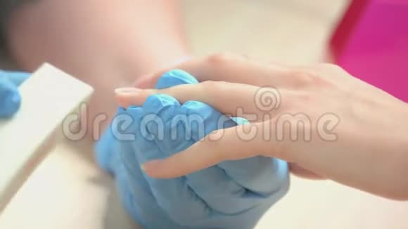美容师手套抛光指甲给客户视频的预览图