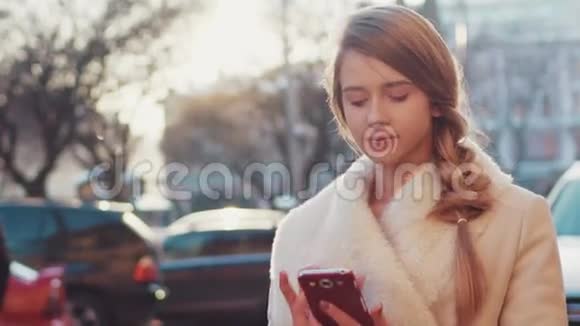 年轻漂亮的金发女孩正慢吞吞地走在广场附近停满汽车的街道上她是视频的预览图