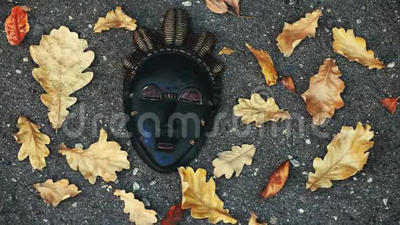 狂欢节面具秋叶莫斯科街头高清镜头晚上视频的预览图