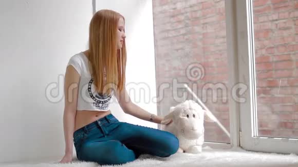 漂亮的年轻女人玩毛绒玩具视频的预览图