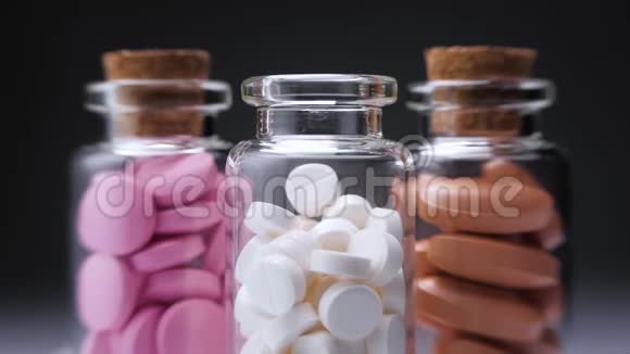 五颜六色的药丸装在瓶子里视频的预览图