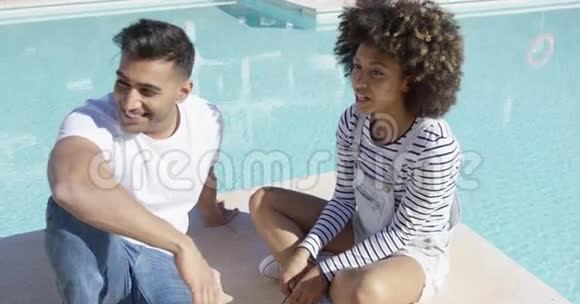 年轻的非裔美国夫妇在认真的聊天视频的预览图