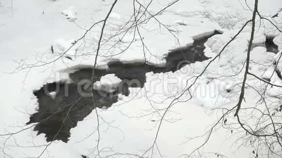 寒冷的雪冬里的河流视频的预览图