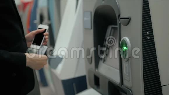 年轻女子将信用卡插入自动柜员机美女银行女商人下班后在银行商场视频的预览图