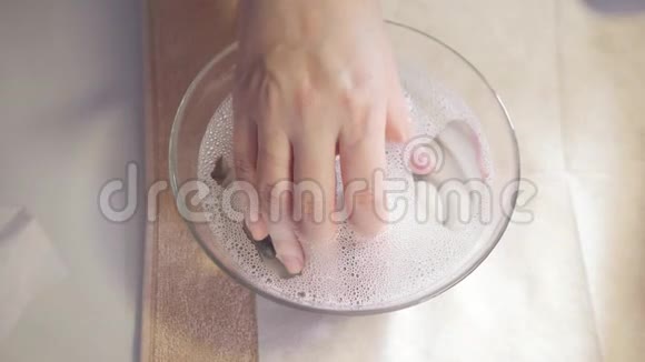 程序保湿指甲手躺在浴缸里用水特写镜头美甲美容院美甲师做的视频的预览图