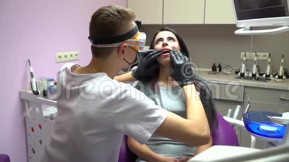 一位戴鞋套的病人牙科诊所的医生视频的预览图