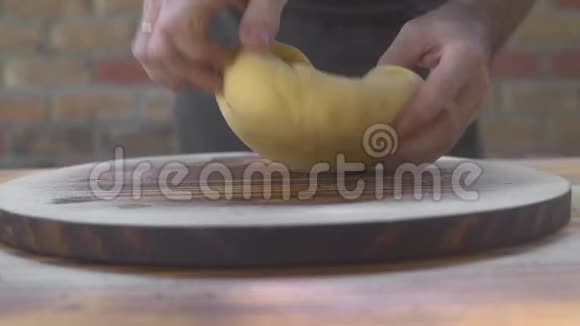 面包师揉面团烤面包厨师在木桌上做披萨面团自制糕点制作过程视频的预览图