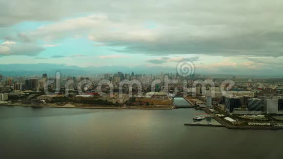 上午马尼拉市从上面看大港口城市的全景拥有现代化建筑和摩天大楼的城市视频的预览图