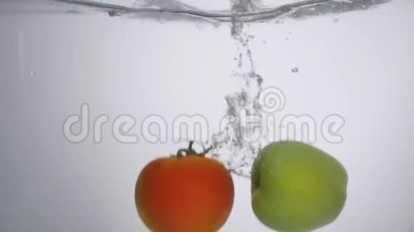 水族馆里的苹果和番茄掉在水里视频的预览图