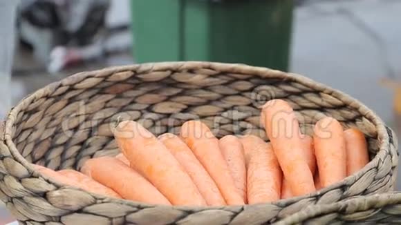 市场特写中的胡萝卜视频的预览图