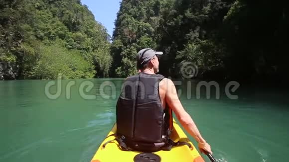 男人划皮艇环顾四周视频的预览图