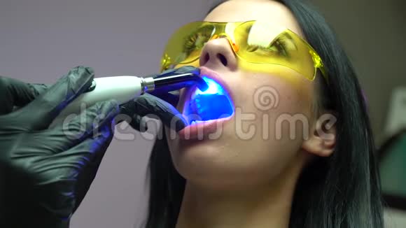 把牙科诊所的女人关起来年轻漂亮的女人接受牙科检查视频的预览图