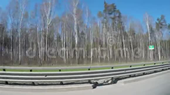 这辆车行驶在一条现代化的快车道上可以看到桦木的侧玻璃视频的预览图