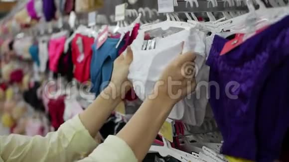 女顾客手在超市里挑选内裤视频的预览图