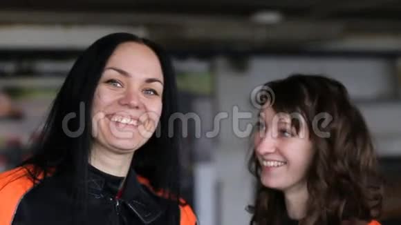 两个穿制服的快乐女人视频的预览图