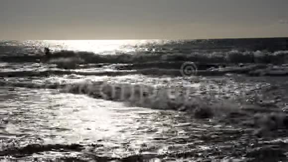 男人在日落时练习冲浪视频的预览图