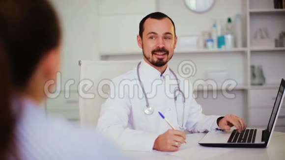 男医生在医院提供咨询视频的预览图