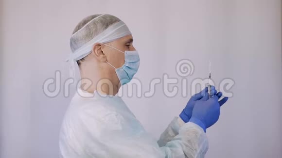 医生是个外科医生拿着注射器注射疫苗他正准备给病人打针拆卸视频的预览图